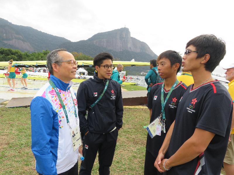 The Secretary for Home Affairs, Mr Lau Kong-wah (first left), talks with athletes Tang Chiu-mang (first right) and Chiu Hin-chun (second right) at the rowing competition venue in Rio de Janeiro, Brazil, on August 4 (Rio de Janeiro time) to learn about their final preparations and wish them success.