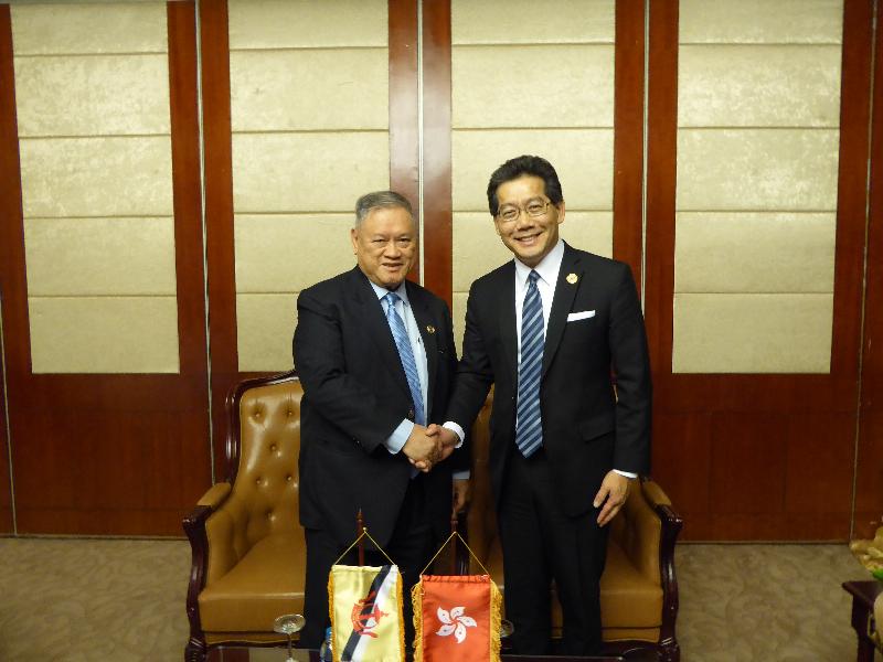 商务及经济发展局局长苏锦梁今日（八月五日）抵达老挝出席明日（八月六日）举行的第一届中国香港－东盟经贸部长会议。图示苏锦梁（右）今日下午在老挝会晤文莱外交及贸易部第二部长林玉成。