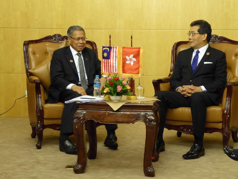 The Secretary for Commerce and Economic Development, Mr Gregory So (right), holds a bilateral meeting with the Minister of International Trade and Industry of Malaysia, Dato' Sri Mustapa Mohamed, in Laos today (August 6) before he attends the 1st ASEAN Economic Ministers – Hong Kong, China Consultations.