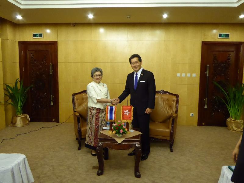 商務及經濟發展局局長蘇錦樑（右）出席第一屆中國香港－東盟經貿部長會議前，今日（八月六日）在老撾與泰國商務部部長Apiradi Tantraporn舉行雙邊會議。