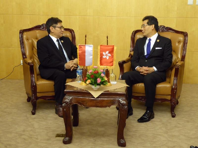 商務及經濟發展局局長蘇錦樑（右）出席第一屆中國香港－東盟經貿部長會議前，今日（八月六日）在老撾與印尼貿易部國際貿易合作署署長Iman Pambagyo舉行雙邊會議。