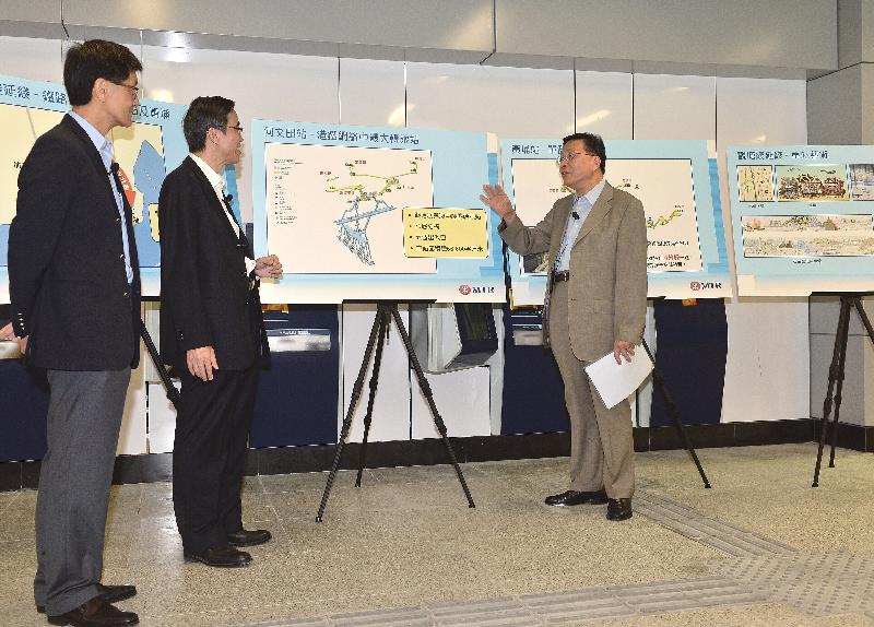 The Secretary for Transport and Housing, Professor Anthony Cheung Bing-leung (first right), visits Ho Man Tin Station of the Kwun Tong Line Extension this morning (August 6) to learn about the latest works progress, station features and facilities. He was also briefed on the benefits of the extended railway services, including savings in travel time for commuters and improvement of road traffic conditions.
