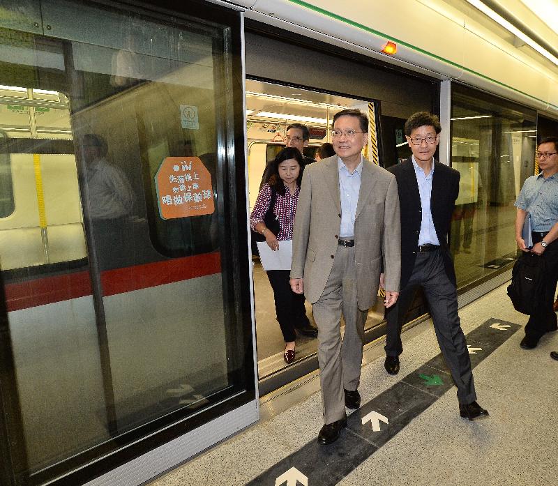 The Secretary for Transport and Housing, Professor Anthony Cheung Bing-leung (second left), is briefed on works progress during his visit to a train platform at Ho Man Tin Station of the Kwun Tong Line Extension today (August 6).