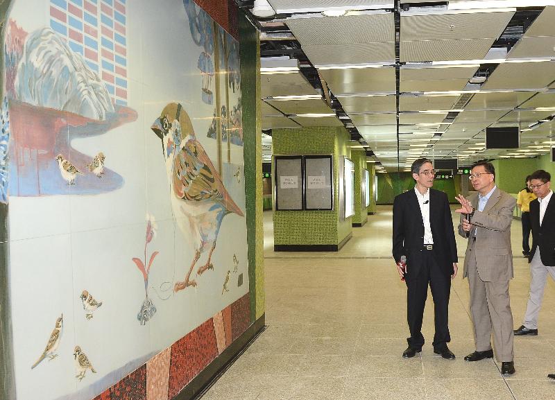The Secretary for Transport and Housing, Professor Anthony Cheung Bing-leung (second left), today (August 6) tours the interchange concourse of Ho Man Tin Station, which will be the largest interchange station in the MTR network. 
