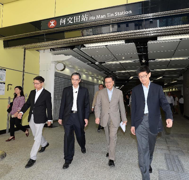 The Secretary for Transport and Housing, Professor Anthony Cheung Bing-leung (second right), visits Ho Man Tin Station of the Kwun Tong Line Extension this morning (August 6) to learn about the latest works progress.