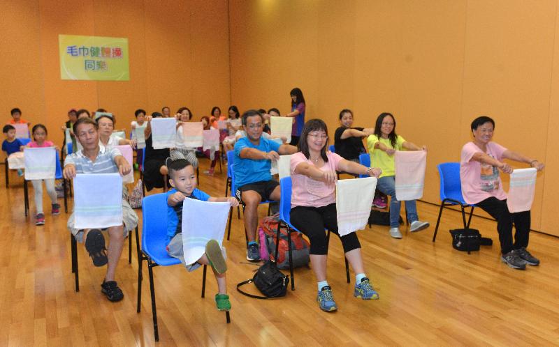 More than 200 free recreation and sports programmes are being held by the Leisure and Cultural Services Department at designated sports centres in the 18 districts on Sport For All Day 2016 today (August 7). Picture shows people doing towel exercises at Tiu Keng Leng Sports Centre.
