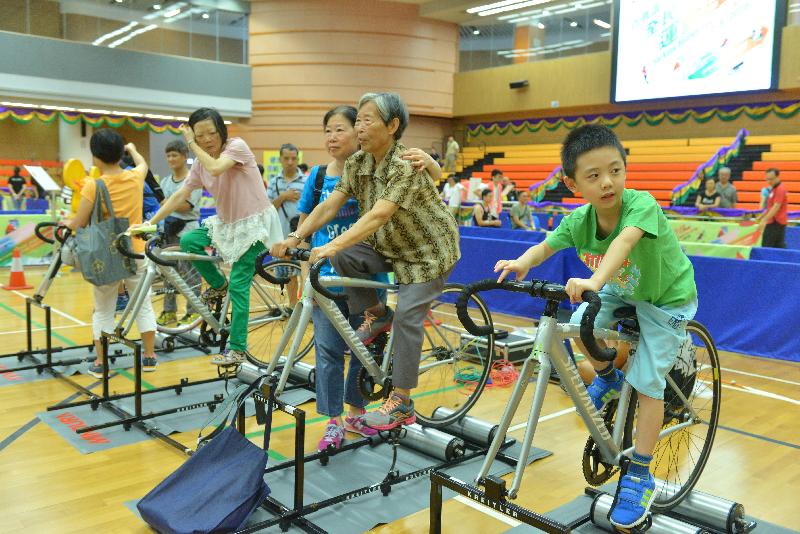 The Leisure and Cultural Services Department is holding activities at Tiu Keng Leng Sports Centre as part of Sport For All Day 2016 today (August 7). Photo shows members of the public cycling under the supervision of coaches. 