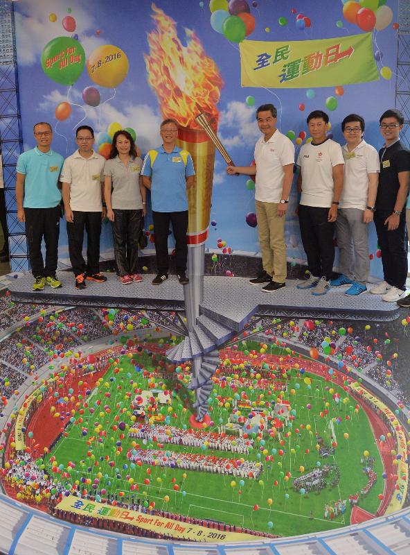 The Chief Executive, Mr C Y Leung, joined the public for healthy activities at Tiu Keng Leng Sports Centre in Sai Kung District this afternoon (August 7) as part of Sport For All Day 2016 organised by the Leisure and Cultural Services Department. Picture shows Mr Leung (fourth right); the Acting Director of Leisure and Cultural Services, Mr Raymond Fan (fourth left); the Commissioner for Sports, Mr Yeung Tak-keung (third right); Assistant Director of Leisure and Cultural Services (Leisure Services) Mr Richard Wong (second right); Assistant Director of Leisure and Cultural Services (Leisure Services) Ms Rebecca Lou (third left); the Assistant District Officer (Sai Kung), Mr Marco Chu (first right) and other guests in front of the Olympic torch lighting ceremony 3D display board.