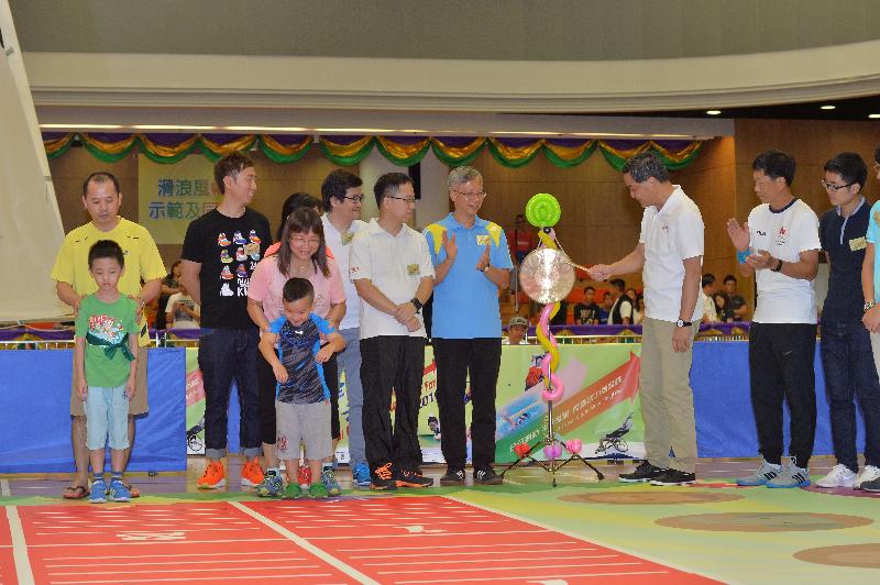 The Chief Executive, Mr C Y Leung, joined the public for healthy activities at Tiu Keng Leng Sports Centre this afternoon (August 7) as part of Sport For All Day 2016 organised by the Leisure and Cultural Services Department. Picture shows Mr Leung (third right) kicking-off of a parent-child mini-game. Looking on are the Acting Director of Leisure and Cultural Services, Mr Raymond Fan (fourth right); the Commissioner for Sports, Mr Yeung Tak-keung (second right), and the Assistant District Officer (Sai Kung), Mr Marco Chu (first right).