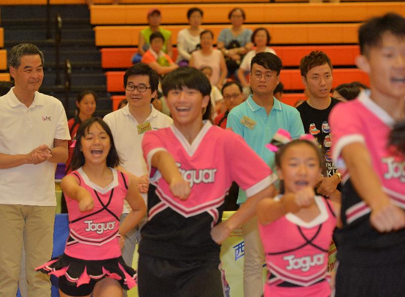 The Chief Executive, Mr C Y Leung, joined the public for healthy activities at Tiu Keng Leng Sports Centre this afternoon (August 7) as part of Sport For All Day 2016 organised by the Leisure and Cultural Services Department. Picture shows Mr Leung (first left) watching a cheering team's performance.