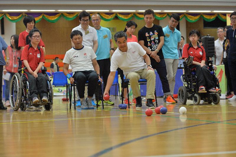The Chief Executive, Mr C Y Leung, joined the public for healthy activities at Tiu Keng Leng Sports Centre this afternoon (August 7) as part of Sport For All Day 2016 organised by the Leisure and Cultural Services Department. Picture shows Mr Leung (front row, third left) and the Commissioner for Sports, Mr Yeung Tak-keung (front row, second left), enjoying a boccia participation session for players including people with disabilities.