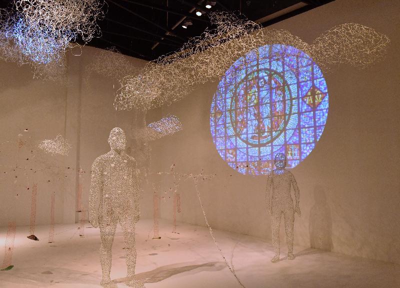 The "Hong Kong International Photo Festival 2016 - What Do You Want For Tomorrow?" exhibition will be held at the Hong Kong Heritage Museum from tomorrow (August 10) to September 26. Photo shows the artwork "Walking for the Sake of Discovery..." by Tang Ying-mui, which is interwoven with projected images and giant wire figures hung upside down to create a complex space.