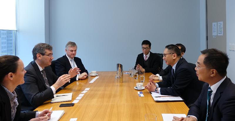 律政司司长袁国强资深大律师（右二）今日（八月九日）在澳洲悉尼与澳洲国际商事仲裁中心主席Alex Baykitch（左二）会面。