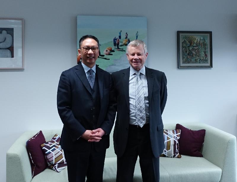 律政司司长袁国强资深大律师（左）今日（八月九日）在澳洲悉尼与署理新南威尔斯州申诉专员John McMillan教授（右）会面。