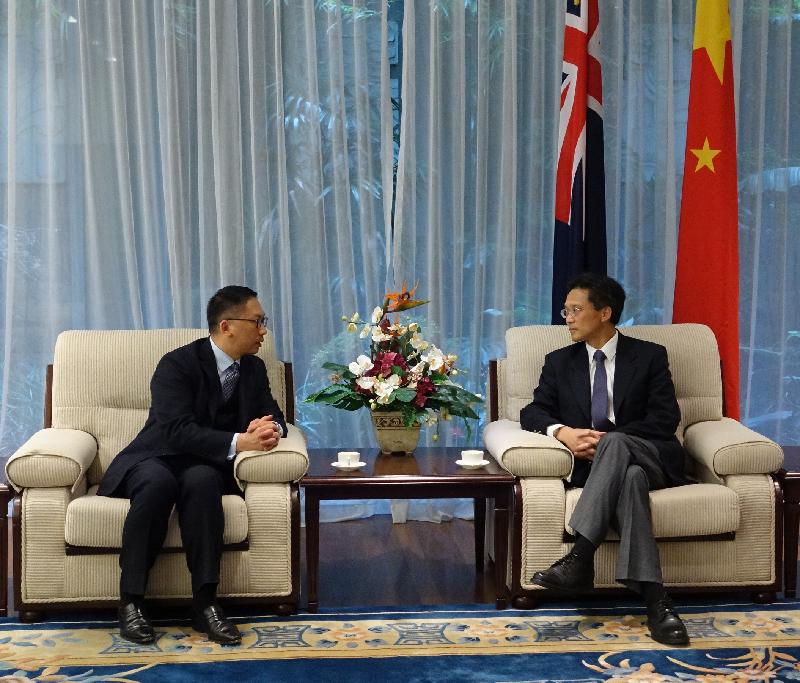 律政司司長袁國強資深大律師（左）今日（八月九日）在澳洲悉尼拜會中國駐悉尼總領事顧小傑（右）。