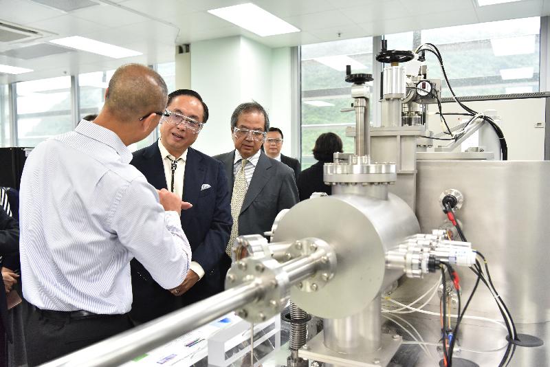 創新及科技局局長楊偉雄（左二）今日（八月十日）到訪納米及先進材料研發院，由行政總裁余宏德（左三）陪同參觀實驗室，觀看薄膜晶體管。

