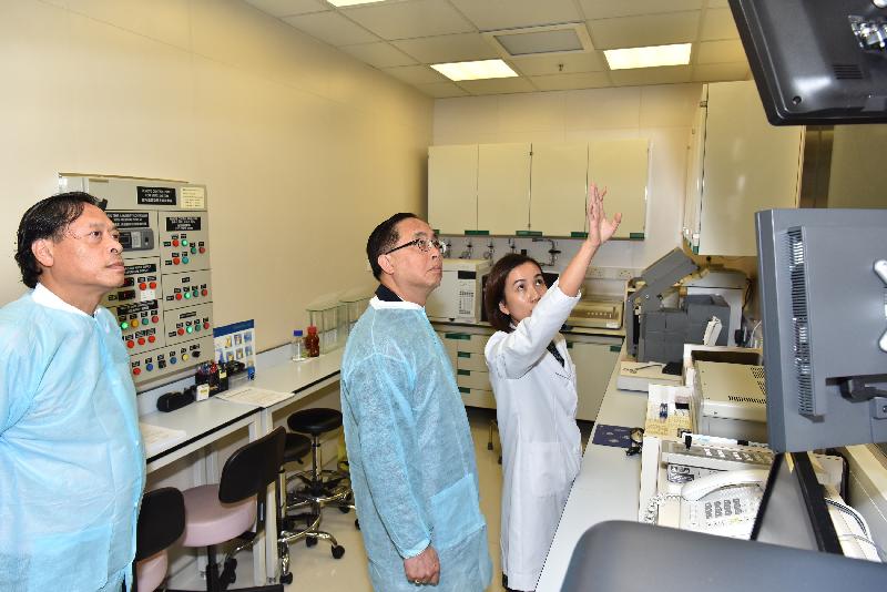 創新及科技局局長楊偉雄（中）今日（八月十日）在香港科學園參觀Hong Kong Cyclotron Laboratories Limited，聽取有關人員介紹正電子發射斷層掃瞄（PET）放射性藥物的生產過程。