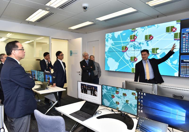 The Secretary for Innovation and Technology, Mr Nicholas W Yang, today (August 10) visited the Hong Kong Applied Science and Technology Research Institute (ASTRI). Photo shows Mr Yang (first left), accompanied by the Board Chairman of ASTRI, Mr Wong Ming-yam (fourth right), and the Chief Executive Officer, Dr Frank Tong (third right), viewing demonstrations of a cyber threat intelligence sharing platform at the ASTRI Cyber Range Lab.