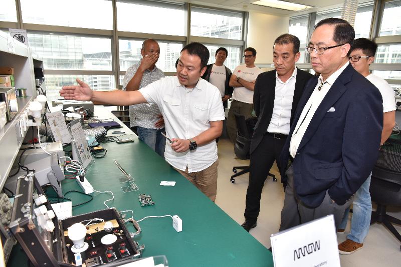 The Secretary for Innovation and Technology, Mr Nicholas W Yang (right), today (August 10) tours the Arrow Open Lab at the Hong Kong Science Park. The Arrow Open Lab is equipped with state-of-the-art engineering equipment and testing modules and provides professional advice to technology start-ups and small and medium-sized enterprises.
