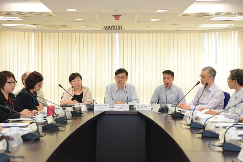 The Controller of the Centre for Health Protection (CHP) of the Department of Health, Dr Leung Ting-hung (centre), today (August 11) chairs a meeting of the Interdepartmental Coordinating Committee on Mosquito-borne Diseases. Also attending are the Consultant Community Medicine (Communicable Disease) of the CHP, Dr Chuang Shuk-kwan (fifth right), and the Pest Control Officer In-charge of the Food and Environmental Hygiene Department, Mr Lee Ming-wai (third right).