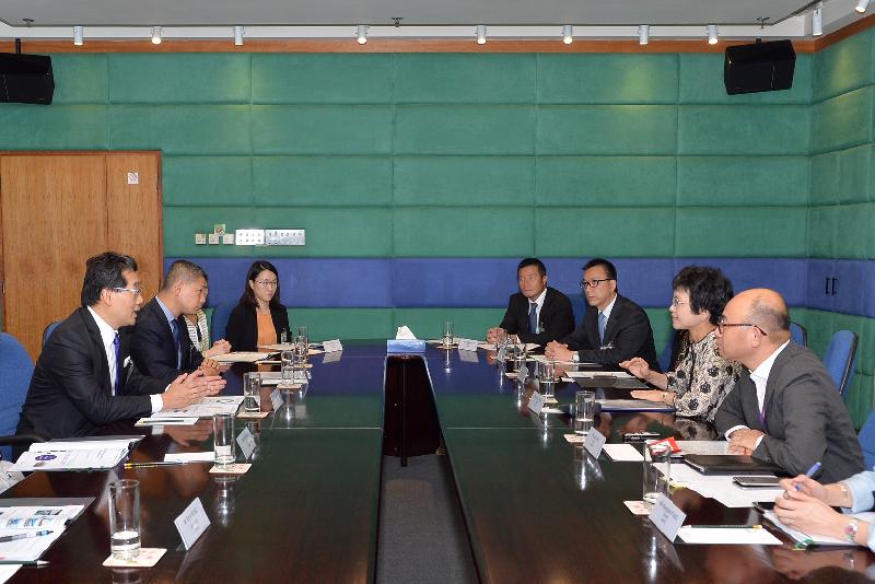 The Secretary for Commerce and Economic Development, Mr Gregory So (first left), receives a briefing from the Postmaster General, Mrs Jessie Ting (second right), during his visit to the Air Mail Centre of Hongkong Post at the Hong Kong International Airport today (August 11).


