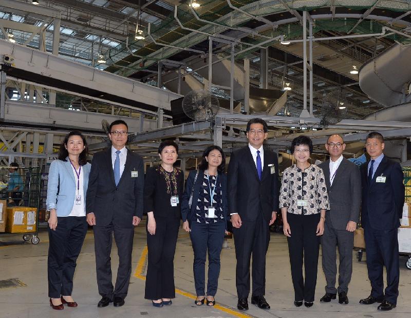 The Secretary for Commerce and Economic Development, Mr Gregory So (fourth right), is pictured with the Postmaster General, Mrs Jessie Ting (third right), and other officials during his visit to the Air Mail Centre of Hongkong Post at the Hong Kong International Airport today (August 11). 