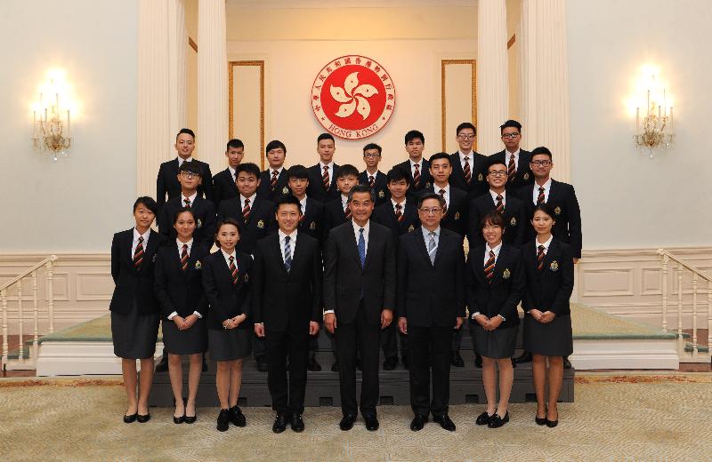 The Chief Executive, Mr C Y Leung (fourth from the right the first row), accompanied by the Commissioner of Police, Mr Lo Wai-chung (third from the right the first row), meets young fight crime ambassadors at Government House today (August 11). The ambassadors will leave for the Netherlands on August 22 for an eight-day visit.
