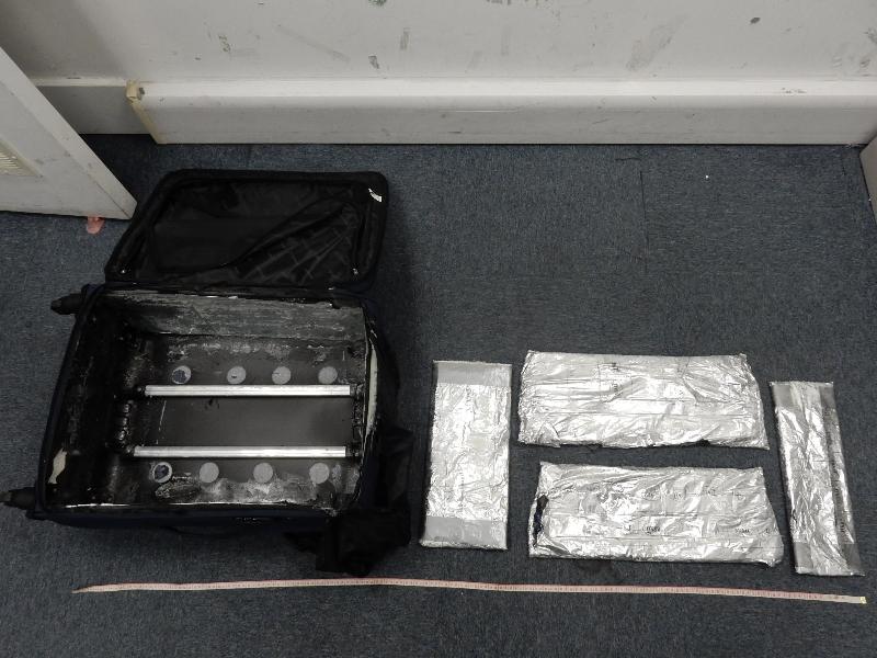 香港海关昨日（八月十一日）在香港国际机场检获约四公斤怀疑可卡因，市值约四百二十四万元。图示藏于行李箱夹层的四块怀疑可卡因。