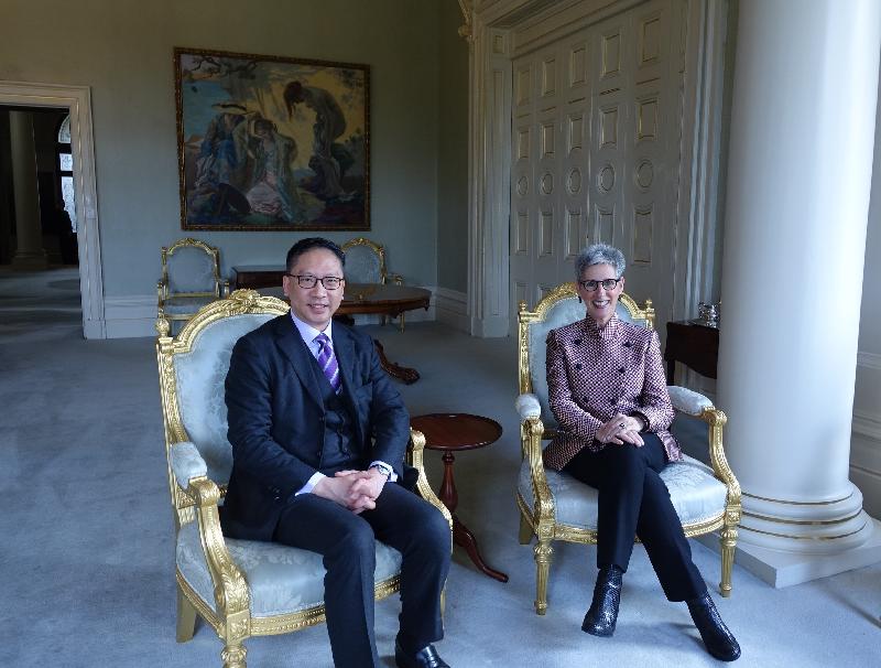 律政司司長袁國強資深大律師（左）今日（八月十二日）在澳洲墨爾本與維多利亞州總督Linda Dessau（右）會面。