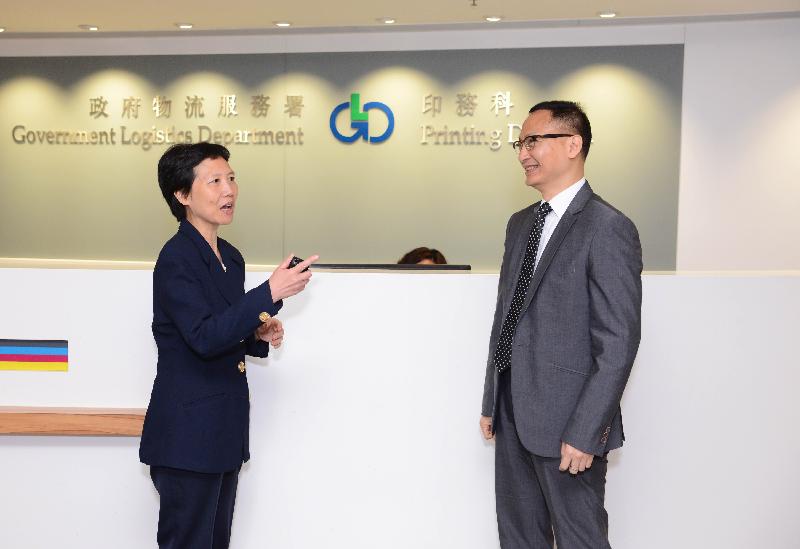 The Secretary for the Civil Service, Mr Clement Cheung (right), visited the Government Logistics Department today (August 15). He first met with the Director of Government Logistics, Miss Mary Chow (left), to learn more about the work of the department. 