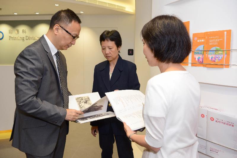 Accompanied by the Director of Government Logistics, Miss Mary Chow (centre), the Secretary for the Civil Service, Mr Clement Cheung (left), today (August 15) visits the Printing Unit of the Government Logistics Department's Printing Division to learn more about the various types of publications printed by the unit.