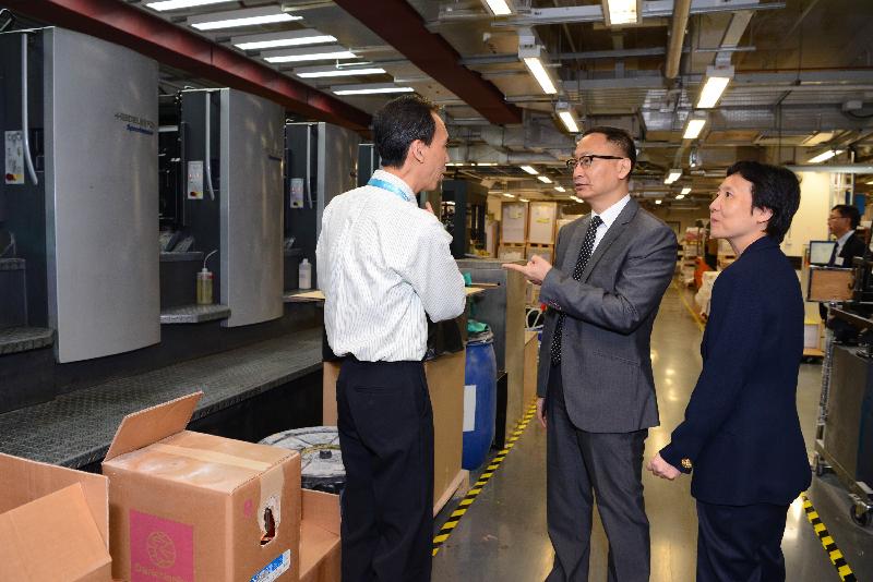 Accompanied by the Director of Government Logistics, Miss Mary Chow (right), the Secretary for the Civil Service, Mr Clement Cheung (centre), today (August 15) toured the Printing Unit of the Government Logistics Department's Printing Division to better understand the operation of the eight printing machines in the unit.
