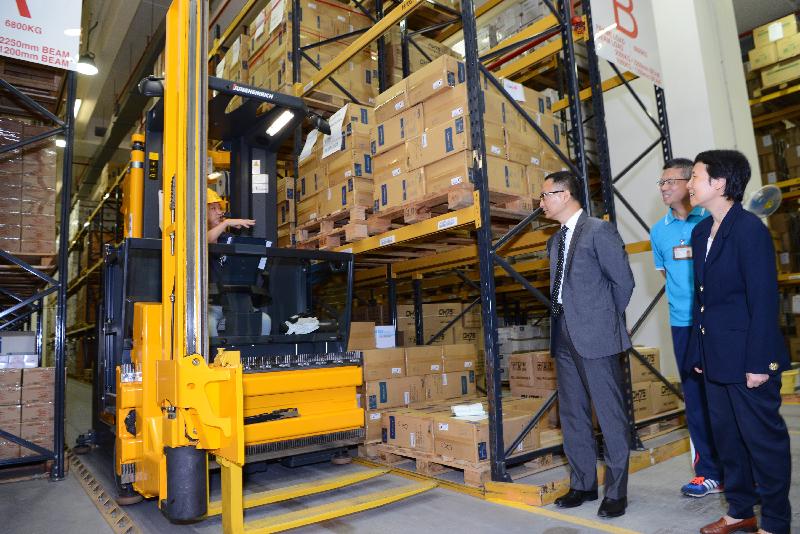 The Secretary for the Civil Service, Mr Clement Cheung (third right), during his visit to the Government Logistics Department today (August 15) is shown the operation of the high-level order picking truck by staff in the Unallocated Store.