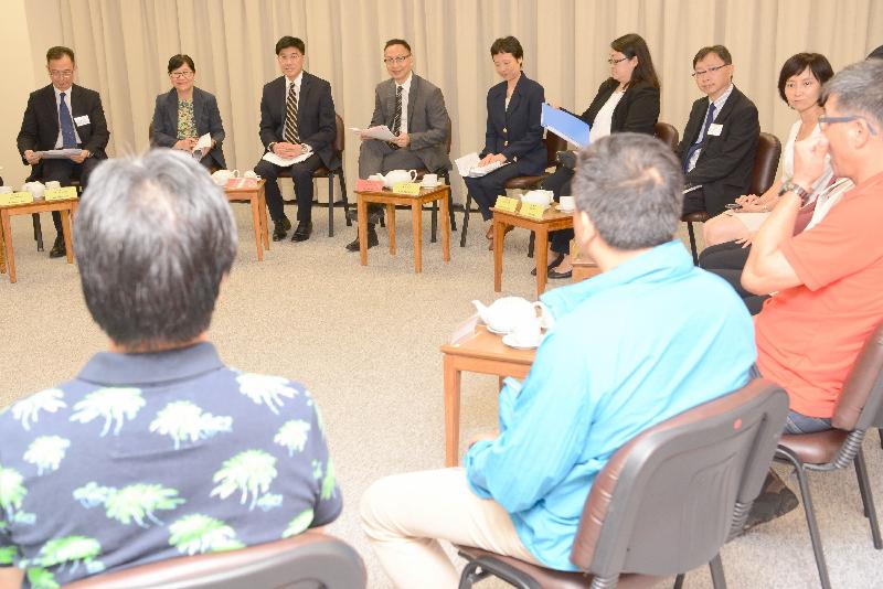 At a tea gathering with Government Logistics Department staff representatives of various grades today (August 15), the Secretary for the Civil Service, Mr Clement Cheung (fourth left), encourages them to continue to provide customer-focused and quality service.