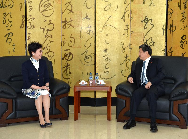 政務司司長林鄭月娥（左）今日（八月十六日）在越南胡志明市與中國駐胡志明市總領事陳德海會面。