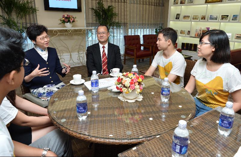 政務司司長林鄭月娥（右四）今日（八月十六日）在香港中華總商會永遠名譽會長蔡冠深博士（右三）陪同下，在越南胡志明市與新華基金會環球青年領袖網絡的青年領袖見面。