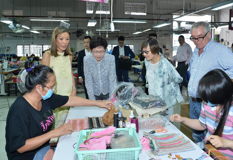 政務司司長林鄭月娥（左三）今日（八月十六日）在越南胡志明市參觀一間香港公司設立的時裝配飾廠。