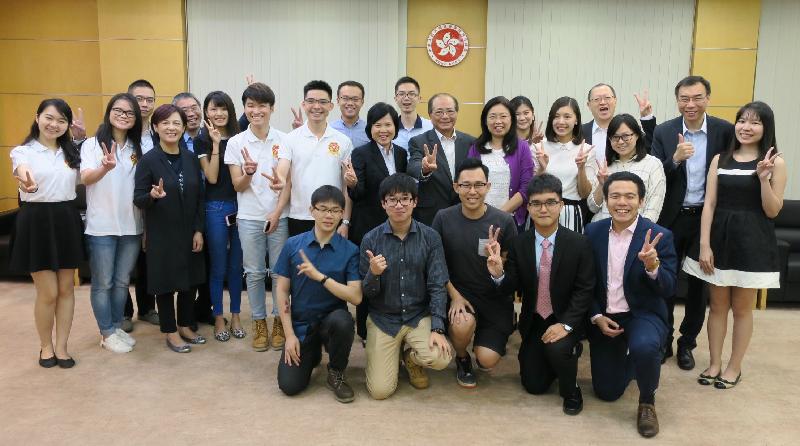 教育局局长吴克俭（后排右八）今日（八月十七日）与在北京的香港大学生会面，了解他们在内地升学及生活的情况。
