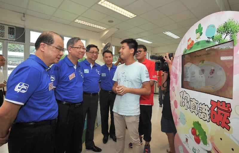 The officiating guests visit the exhibition on climate change in the Summer Camp.