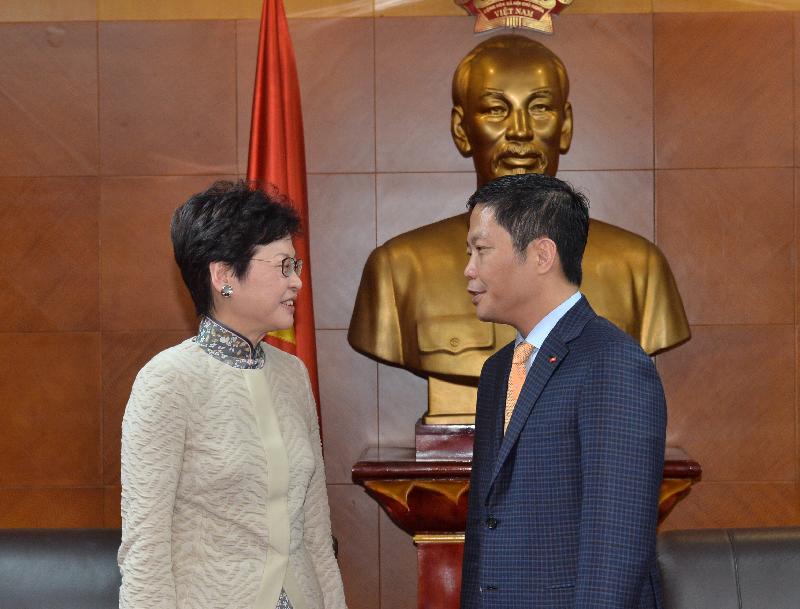 政務司司長林鄭月娥（左）今日（八月十七日）在越南河內與越南工業與貿易部部長陳俊英（右）會面。