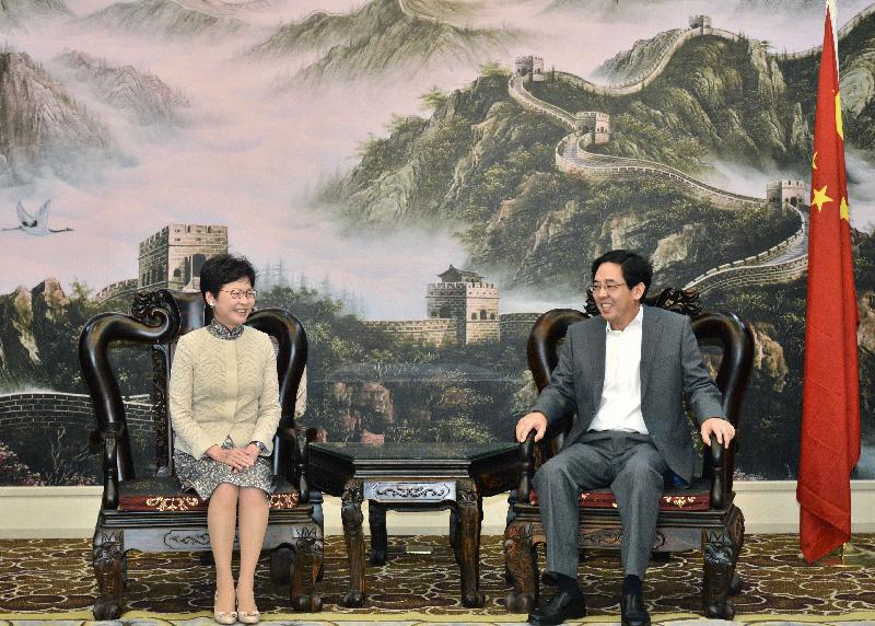 政務司司長林鄭月娥（左）今日（八月十七日）在越南河內與中國駐越南大使洪小勇（右）會面。