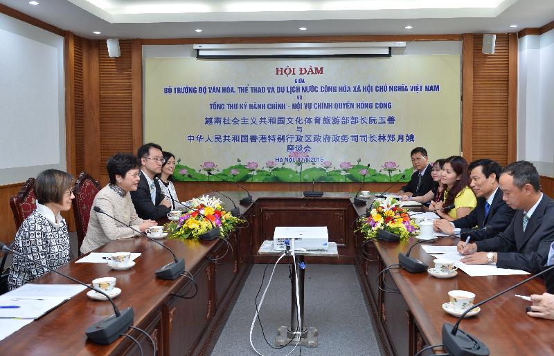政務司司長林鄭月娥（左二）今日（八月十七日）在越南河內與越南文化體育旅遊部部長阮玉善（右二）會面。