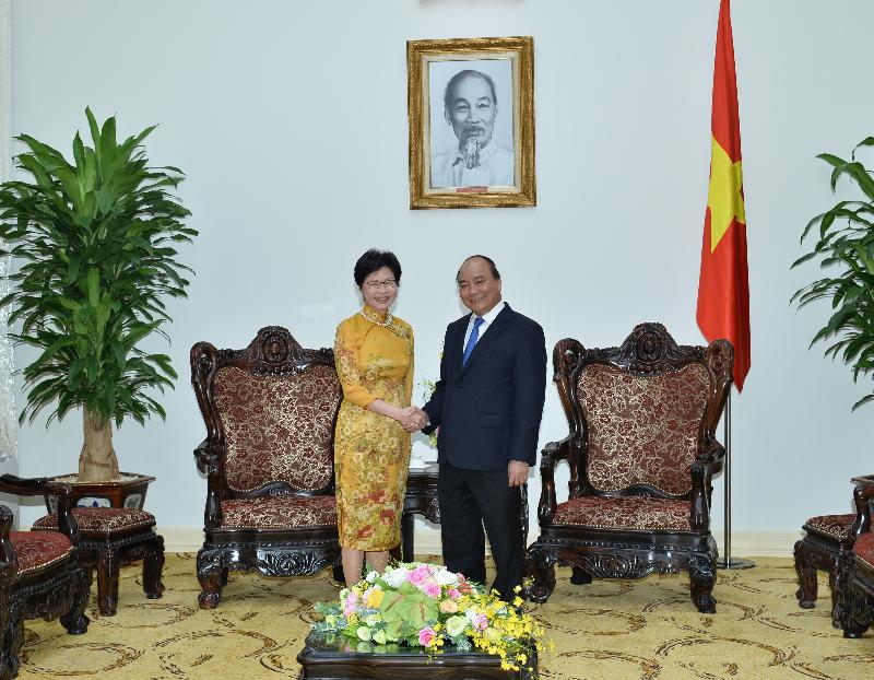 The Chief Secretary for Administration, Mrs Carrie Lam (left), meets with the Prime Minister of Vietnam, Mr Nguyen Xuan Phuc (right), in Hanoi, Vietnam, today (August 17).