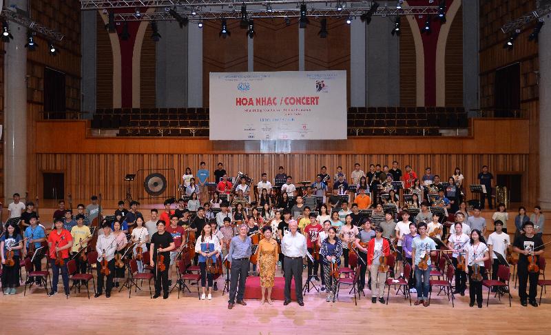 The Chief Secretary for Administration, Mrs Carrie Lam (first row, seventh right), is pictured with the Asian Youth Orchestra's Artistic Director and Conductor, Richard Pontzious (first row, sixth right); Principal Conductor, James Judd (first row, eighth right); and young musicians at the Vietnam National Academy of Music in Hanoi, Vietnam today (August 17).
