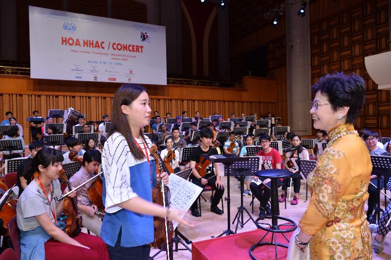The Chief Secretary for Administration, Mrs Carrie Lam, offers words of encouragement to a young musician of the Asian Youth Orchestra before their performance this evening (August 17) at the Vietnam National Academy of Music in Hanoi, Vietnam.
