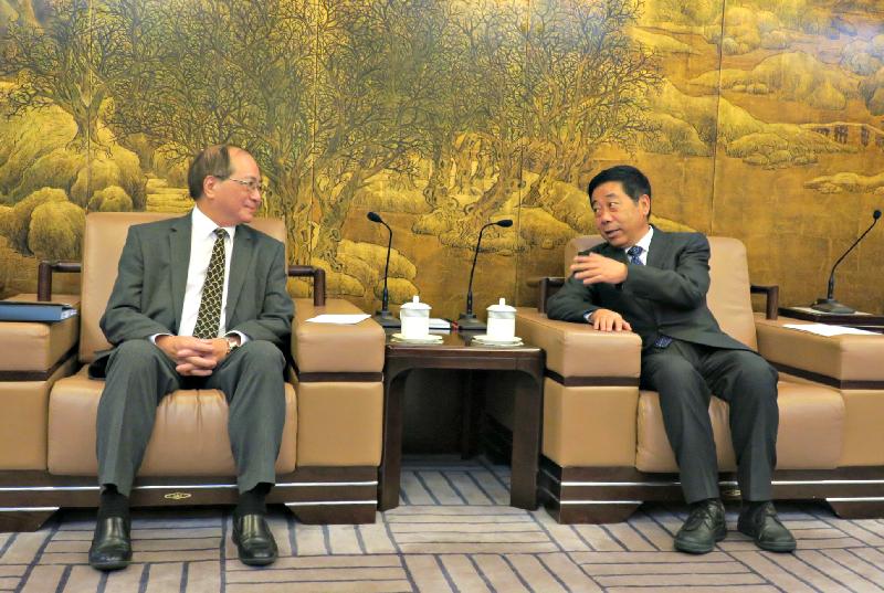 教育局局長吳克儉（左）今日（八月十八日）在北京與國家教育部部長陳寶生（右）見面，並介紹本屆政府上任第四年《施政匯報》中有關教育及青少年發展方面的進度和成果。