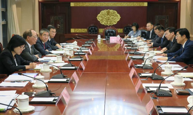 教育局局長吳克儉（左二）今日（八月十八日）在定期工作會議上，與國家教育部副部長杜玉波（右一）和教育部官員就彼此關心的教育議題交換意見。