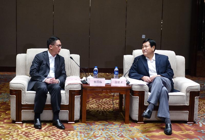 The Secretary for Justice, Mr Rimsky Yuen, SC (left), meets with the Vice Governor of Henan Province, Mr Zhao Jiancai (right), in Zhengzhou, Henan, today (August 18).