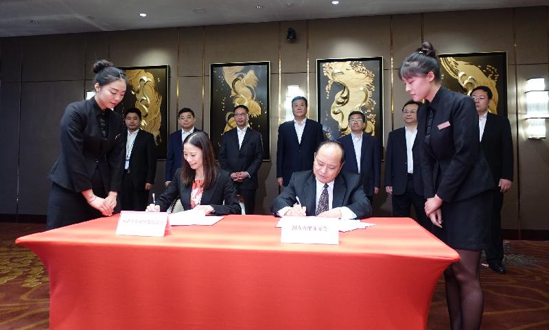The Secretary for Justice, Mr Rimsky Yuen, SC (back row, third left), attends the signing ceremony of a Memorandum of Understanding on co-operation of lawyers in respect of the Belt and Road Initiative between the Small and Medium Law Firms Association of Hong Kong and the Henan Lawyers Association in Zhengzhou, Henan, today (August 18).