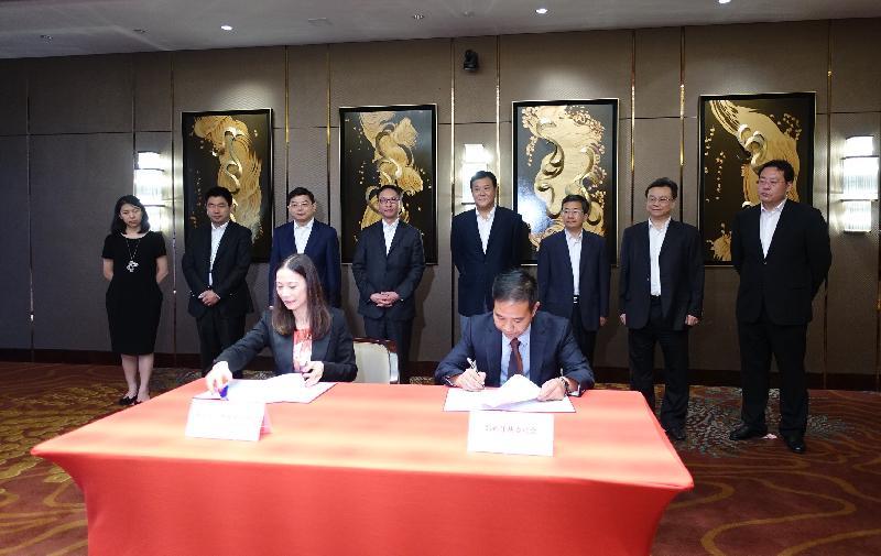 The Secretary for Justice, Mr Rimsky Yuen, SC (back row, fourth left), attends the signing ceremony of a Memorandum of Understanding on co-operation of arbitrators in respect of the Belt and Road Initiative between the Small and Medium Law Firms Association of Hong Kong and the Zhengzhou Arbitration Commission in Zhengzhou, Henan, today (August 18).